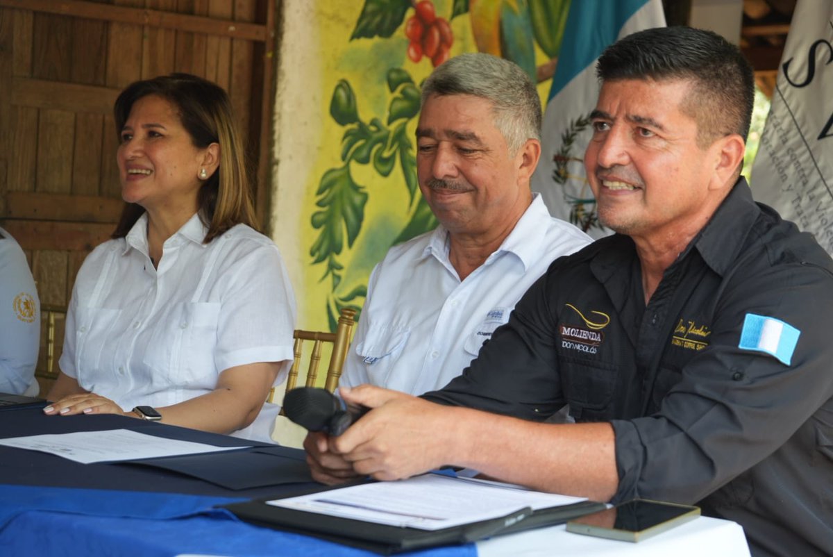 secretariasvet's tweet photo. Molienda de Don Nicolás 🌿✨

En Esquipulas, Chiquimula, la Secretaría contra la Violencia Sexual, Explotación y Trata de Personas -SVET- participó en la firma y entrega del Distintivo del Código de Conducta para la prevención de la Explotación sexual en actividades relacionadas en viajes y turismo. 🤝

Esta acción fortalece la articulación con distintos sectores para promover espacios informados y comprometidos con la prevención. La actividad contó con la participación de la Dra. Karin Herrera, Vicepresidenta de la República de Guatemala y la Licda. Danissa Ramírez, Secretaria Ejecutiva de SVET. 🇬🇹✨

@ViceGuatemala 
@KarinHerreraVP 
@MuniEsquipulas 

#SVET #Prevención #Esquipulas #TurismoResponsable #CódigoDeConducta #Guatemala #ViajesYTurismo 🤍