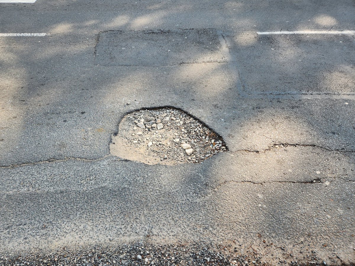 effectuator's tweet photo. @MyJRA Pothole on Oxford Road, Illovo, just north of Chaplin Road and a dangling pedestrian button at the intersection of Oxford and Chaplin. Please log. https://t.co/eC9umOSVB4