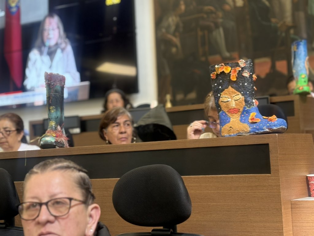 anateresabernal's tweet photo. #Ahora | Hoy hacemos entrega de la Nota de Estilo del Concejo de Bogotá D.C. a MAFAPO – Madres de Falsos Positivos Colombia, en reconocimiento a su incansable lucha por la verdad, la memoria, la justicia y las garantías de no repetición.

Desde este recinto exaltamos la valentía de las madres que han convertido el dolor en dignidad y resistencia, manteniendo viva la memoria de sus hijos y la defensa de los derechos humanos en Colombia. 

Transmisión aquí: https://t.co/IrYJHf71Lz
