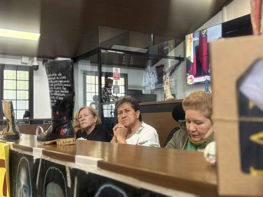 anateresabernal's tweet photo. #Ahora | Hoy hacemos entrega de la Nota de Estilo del Concejo de Bogotá D.C. a MAFAPO – Madres de Falsos Positivos Colombia, en reconocimiento a su incansable lucha por la verdad, la memoria, la justicia y las garantías de no repetición.

Desde este recinto exaltamos la valentía de las madres que han convertido el dolor en dignidad y resistencia, manteniendo viva la memoria de sus hijos y la defensa de los derechos humanos en Colombia. 

Transmisión aquí: https://t.co/IrYJHf71Lz