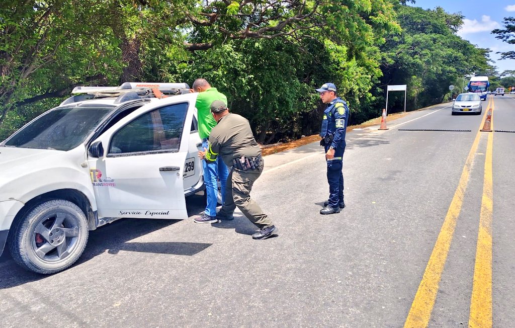 GuajiraPolicia's tweet photo. 🚔🛣️ Con #ProtecciónTurismo y @TransitoPolicía realizamos controles, verificación de documentación vehicular y campañas de sensibilización a turistas y propios que visitan los diferentes sitios turísticos y emblemáticos de la #Guajira 

#TurismoSeguro #GuajiraSegura https://t.co/zntS9vzzIt