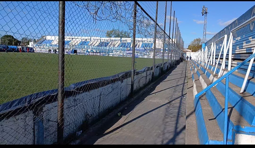 fstanis's tweet photo. En estos momentos la intención de Midland es inaugurar la nueva platea contra Atlanta sin visitantes en Libertad
En la primera foto se ve el avance de la platea y, en la segunda, sacada desde la potencial visitante, se ven ambas populares
Muy difícil https://t.co/UvK1RHEQ54