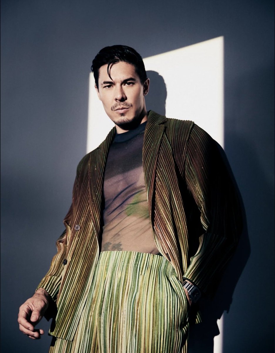 TheLewisTan's tweet photo. XMAG cover. Last of the press I promise but it dropped all at once. Love these shots tho 🖤 #mortalkombat wearing two of the dopest designers #IsseyMiyake #fengchenwang https://t.co/VuoEQ4Dzes