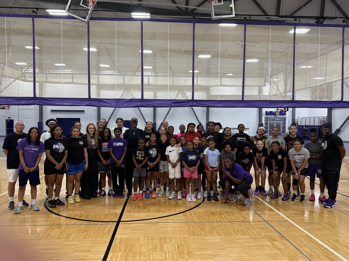 BenDavisGBB's tweet photo. Giants learning from Giants 💜🏀 Appreciate Shyra Ely for coming back home and pouring into the next generation. #Day1 https://t.co/1AUpYlZu8A
