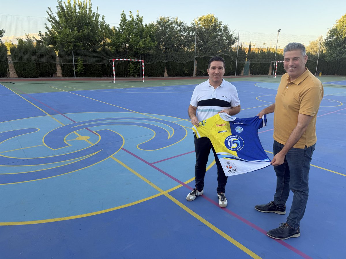 decorsenecaFS's tweet photo. 📝 𝗢𝗙𝗜𝗖𝗜𝗔𝗟 | El CD. Decorséneca incorpora a Lolo Vinos como entrenador del equipo de Tercera División para la nueva temporada 26/27.

💻 https://t.co/r3WLhK8cEu

#crezcamosjuntos↗️🆙️ 
#somosdecorséneca💛💙
#nimejoresnipeoresdiferentes https://t.co/8vrO2gUmTI