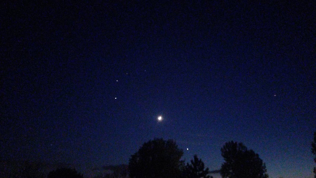 marcinskywarnpl's tweet photo. Piękne widoki na zachodzie. Jowisz, Księżyc oraz Wenus w konstelacji BLIŹNIĘTA a w to wszystko wmieszała się Międzynarodowa Stacja Kosmiczna 🤩

@MeteoprognozaPL https://t.co/JKgwyzYAPm