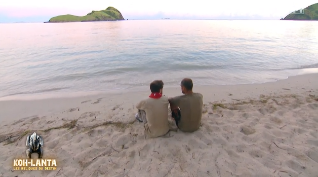 fabien_fichaux's tweet photo. Discussion stratégique chez les garçons #KohLanta #KohLantaLesReliquesDuDestin https://t.co/Usp5KdX9HJ