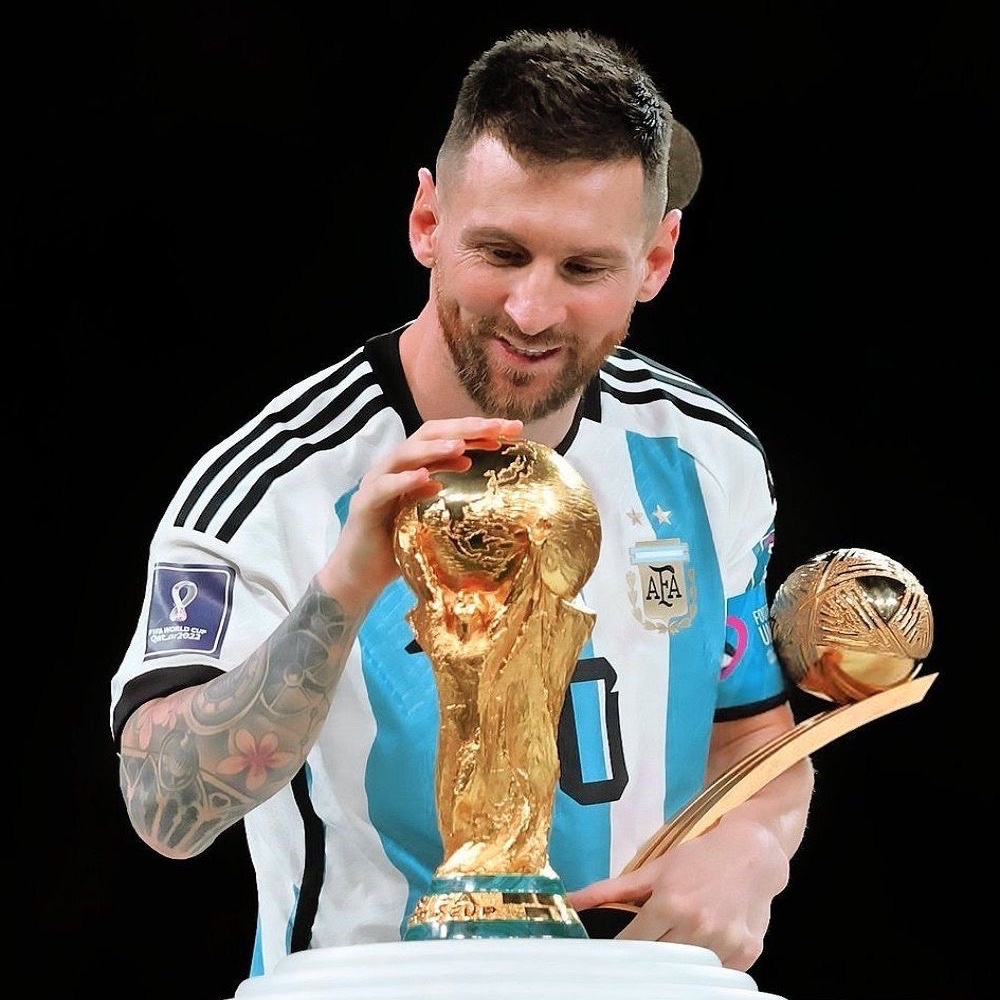 CrewsMat10's tweet photo. 🚨🎙️ Gerardo Salorio (former Argentina physical trainer):

“After winning the World Cup in Qatar, Messi shared the prize money equally among the entire staff. including cleaners and cooks. He didn’t take a penny for himself.”

Greatness beyond football. 🐐🇦🇷 https://t.co/wvYC4gEggK