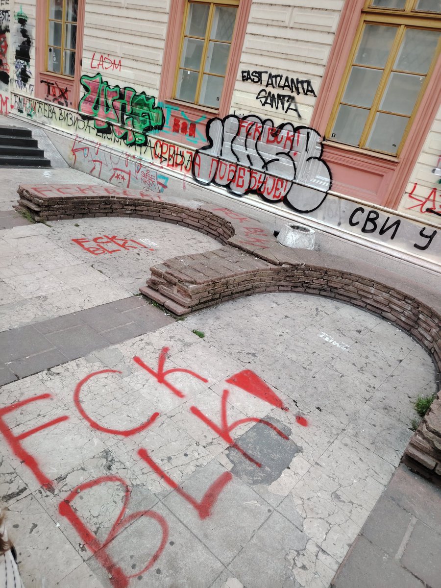 Филозофи у блокади tweet media