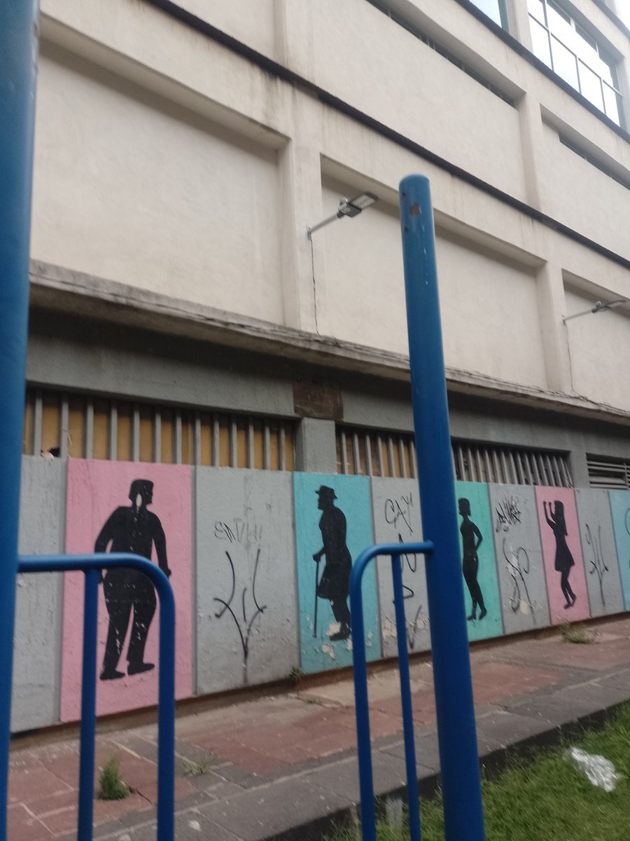 el_museonauta's tweet photo. Luego les avisé que ya se había desprendido y caído y que sí no iban por él, se lo robarían. No me dieron respuesta. Ya se robaron las piezas para reparar, volví a avisarles. Tampoco actuaron. Esa área de juegos está al lado de una primaria y los niños se están accidentando ahí. https://t.co/VKTzpVInm6
