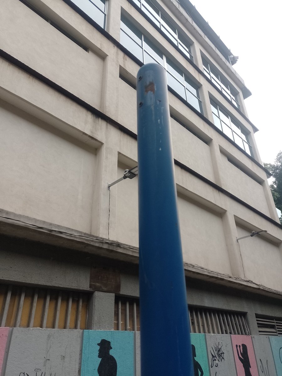 el_museonauta's tweet photo. Luego les avisé que ya se había desprendido y caído y que sí no iban por él, se lo robarían. No me dieron respuesta. Ya se robaron las piezas para reparar, volví a avisarles. Tampoco actuaron. Esa área de juegos está al lado de una primaria y los niños se están accidentando ahí. https://t.co/VKTzpVInm6
