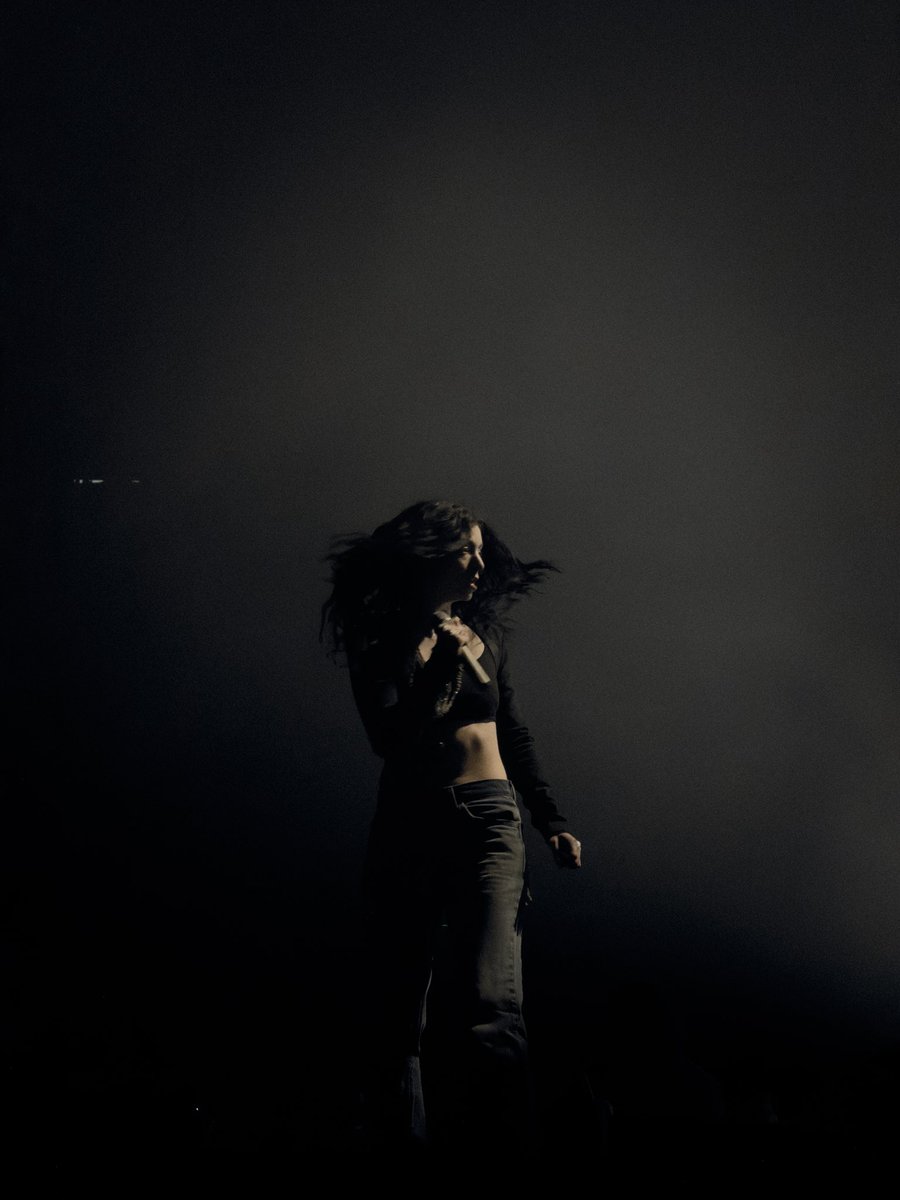 tonnjayy's tweet photo. lorde @ the forum 5/14 https://t.co/qy3KGR8prA
