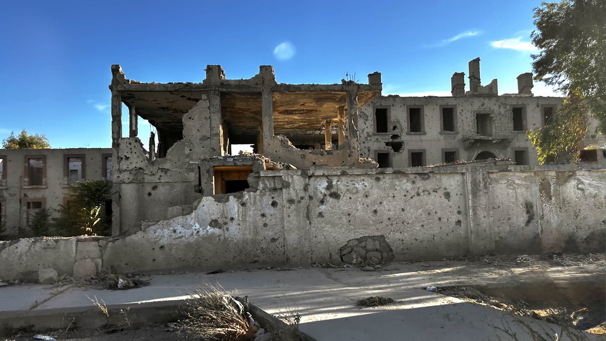 Anaminona's tweet photo. An einem Tag von Aleppo nach #Idlib, am nächsten Tag von Aleppo nach #Raqqa und #Deir ez-Zor. Es ist kaum auszuhalten. Die Distrikte sind überwiegend zerstört. Die Region ist eine einzige Baustelle. Man versucht aufzubauen, wo es möglich ist. Der Schutt wird zusammengeschoben und entsorgt, die Strassen werden freigemacht, Wege um zerstörte Strassenteile und Brücken befestigt. Jeder Kriegstreiber in Deutschland sollte verpflichtet werden, sich das anzuschauen, um zu erfahren, was es bedeutet, in einer Nachkriegssituation zu über-leben.