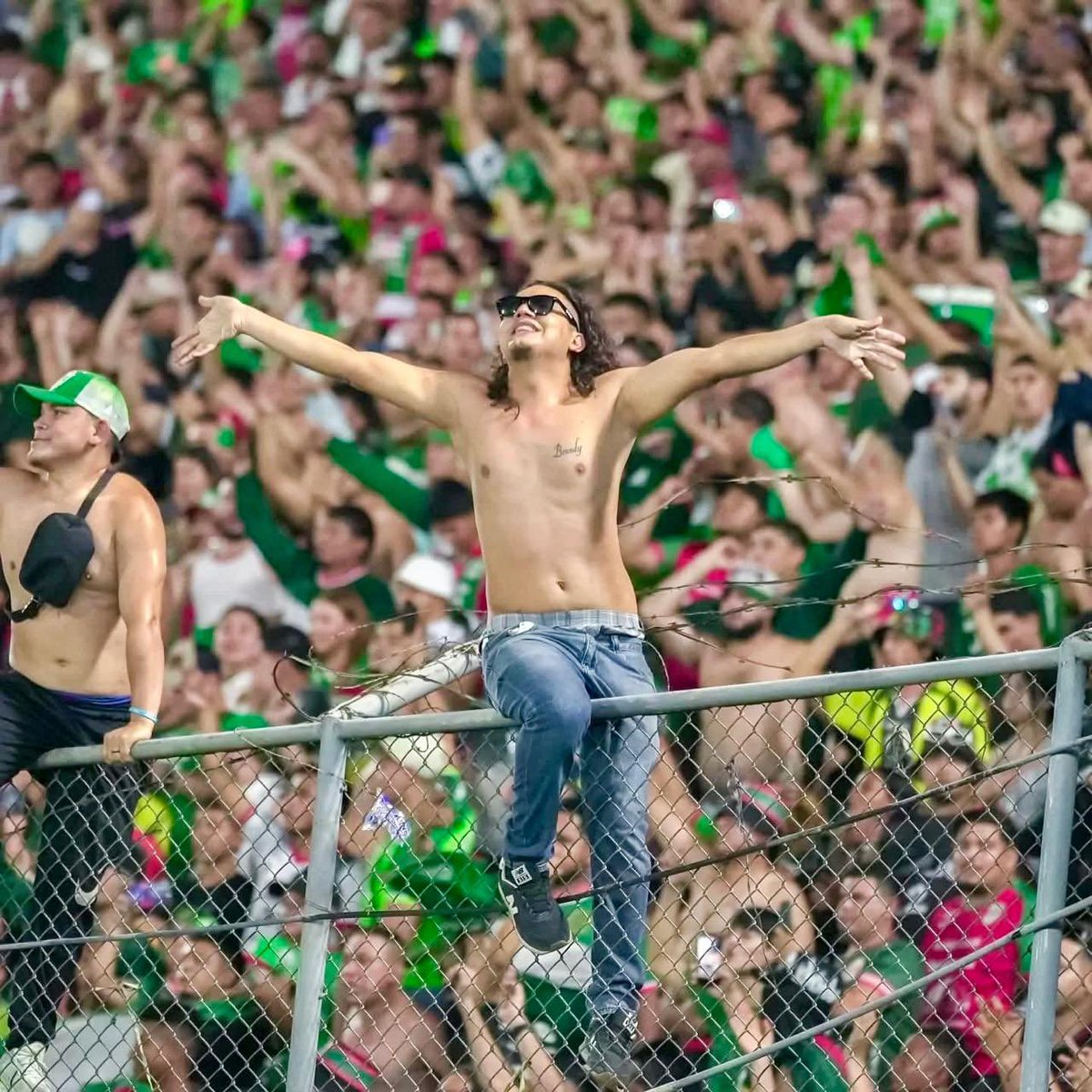 DanielOteroCDM's tweet photo. En SPS se respira ilusión. La copa tiene que quedarse en nuestra ciudad. Son 8 años viéndola irse para Tegus. ¡𝗦𝘂𝗳𝗶𝗰𝗶𝗲𝗻𝘁𝗲! Hoy no importan los colores, nos une el orgullo sampedrano. Les pido, apoyen esta cruzada, el triunfo está cerca. ¡Y que retumbe el Morazán y SPS! https://t.co/S6T2PosmRO