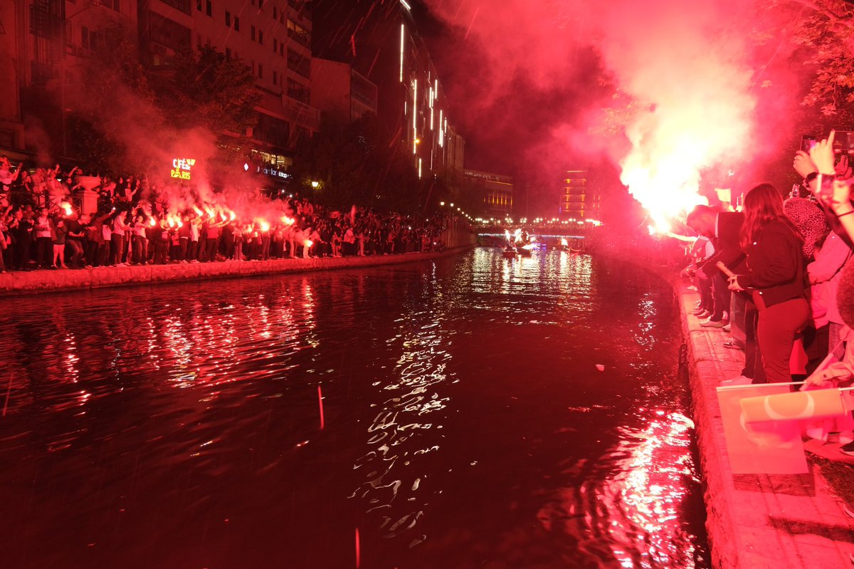eskisehirbb's tweet photo. 19 Mayıs ruhuna sahip çıkan Eskişehir’e sonsuz teşekkürler! 🇹🇷

Samsun’a çıkarak özgür ve bağımsız bir geleceğe ilk adımı atan Ata’mıza bozkırın ortasından selam olsun.

Emanetin olan Cumhuriyet’in daimi savunucularıyız! ❤️ https://t.co/qqP20h5Tyn