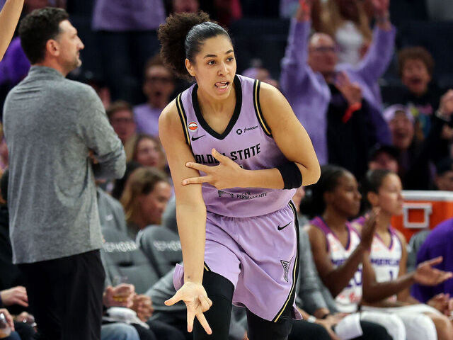 GalaBasketball's tweet photo. Fowles, Taurasi, Catchings, Augustus vb. süper starlar izledi bu gözler.

WNBA’de maaş artışı, Unrivaled, Project B derken artık Avrupa’ya A segment yıldız getirmek imkansıza yakın.

Salaün transferini yorumlarken emin olun; bu yıl kıtadaki en sağlam oyunculardan birisi olacak. https://t.co/5wnvcTI9Wj