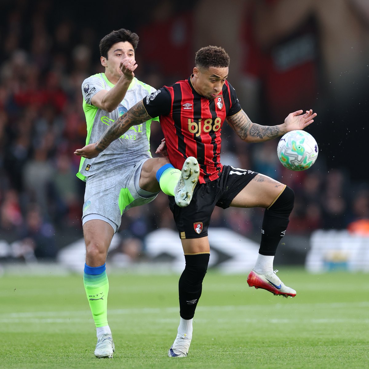 premierleague's tweet photo. Less than five minutes of the 90 remain at the Vitality Stadium, with @afcbournemouth leading @ManCity 1-0!

@Arsenal have one hand on the Premier League trophy... 🏆