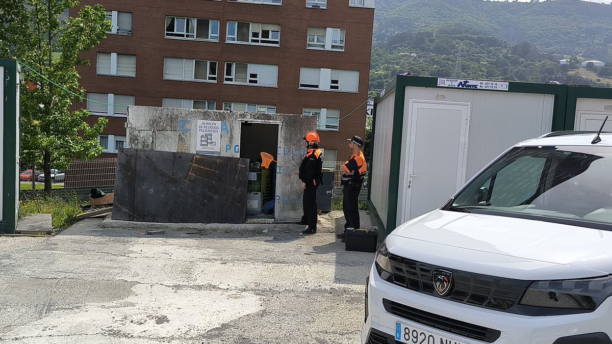 BarakaldoPcivil's tweet photo. Por aviso de personal de obra, @BarakaldoPcivil ha retirado un nido de avispa asiática en las obras del tanque de tormentas.

El nido se encontraba en fase primaria, al atardecer retiramos nido y echamos spray por si queda alguna.

#VespaVelutina
#AvispaAsiatica
#MedioAmbiente https://t.co/qRSKVOwh0S