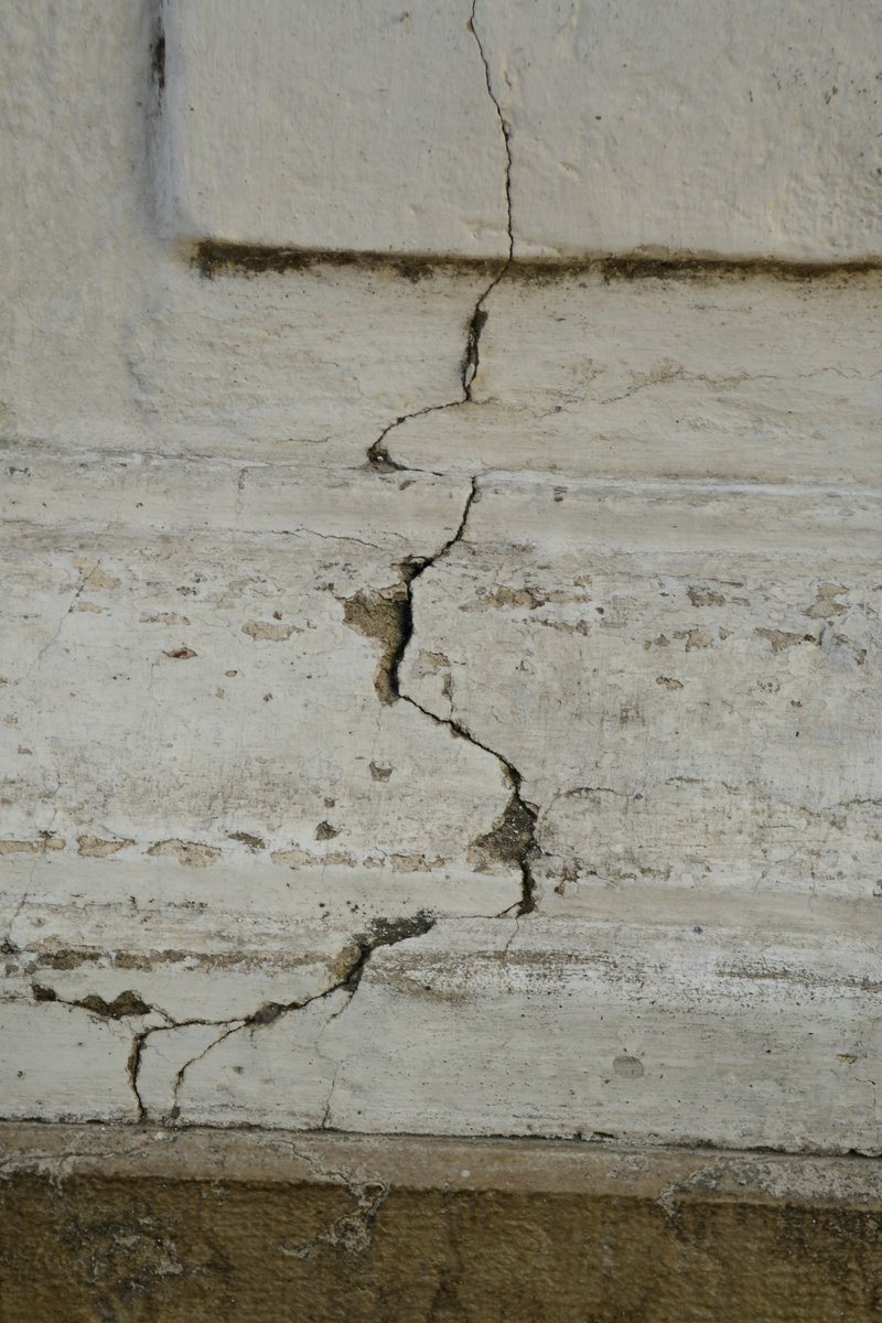 siloranges's tweet photo. Grietas y desplazamientos en paredes y columnas de la iglesia y monasterio de #SantaCatalina. Se produjeron debido a las obras del gobierno porteño sobre la calle Viamonte. El templo fue cerrado preventivamente.
@BastadeDemoler https://t.co/cdFVAtOLez