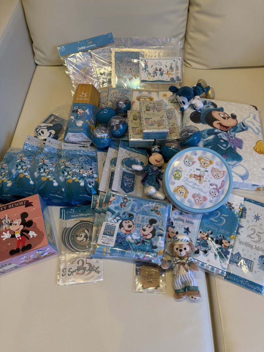 xJuRiAx's tweet photo. 先週のディズニーシー楽しかったなぁ🐭

ノリで明日ディズニー行こってなって
急遽表参道までTシャツ買いに行って🥹w

25thのカラーも可愛いし
ダッフィーも可愛くて
今までで1番グッズ買った🤣‼︎

カプセルトイも相方ちゃんいらないって言うから回してもらって被りが1つのみ✌︎嬉。

また来月🐭♥️ https://t.co/x9klXWTK11