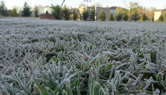 defensoriaPBA's tweet photo. EL GOBIERNO QUIERE ELIMINAR EL BENEFICIO DE ZONA FRÍA EN LA PROVINCIA DE BUENOS AIRES

❄️ 1.300.000 bonaerenses en 94 municipios podrían perder el descuento en su factura de gas.

Acá te explicamos por qué esto es un retroceso en derechos. 🧵 https://t.co/ugfp91xlGN
