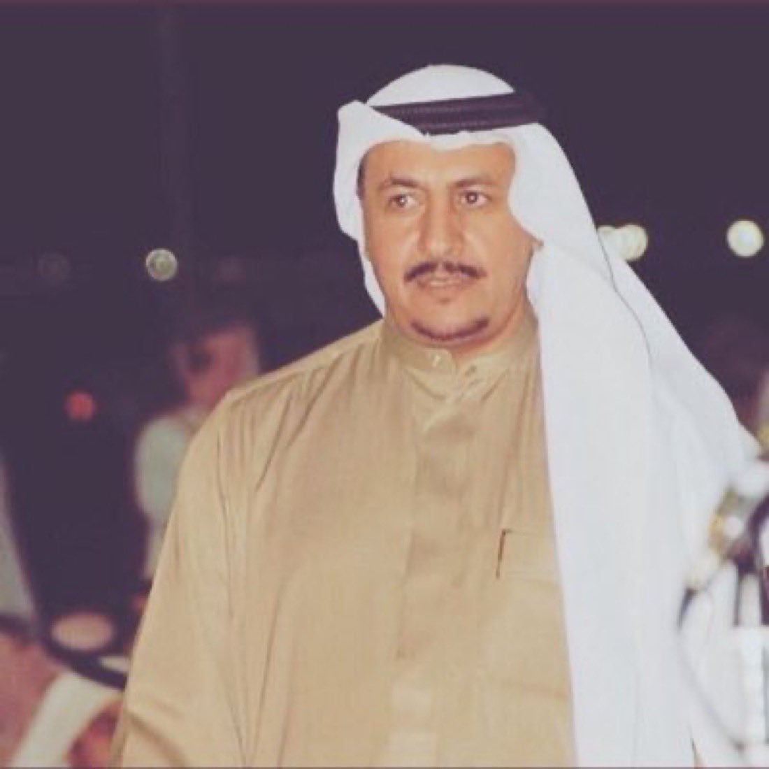 bb0099900's tweet photo. الشاعر اللي ما عنده قو شخصيه
مروا على أقرب بني عمه وعزّوها  

يا زينها طيب وجه وطيب جاهيه
وبيوت شعرٍ لا عدّت ما تعدوها  

وأقرب مثل يفتخر به فيصل العيه
لا قام بين الصفوف وقال خلوها

#ماهر
#فيصل_العيه https://t.co/IJkt1m8W6F