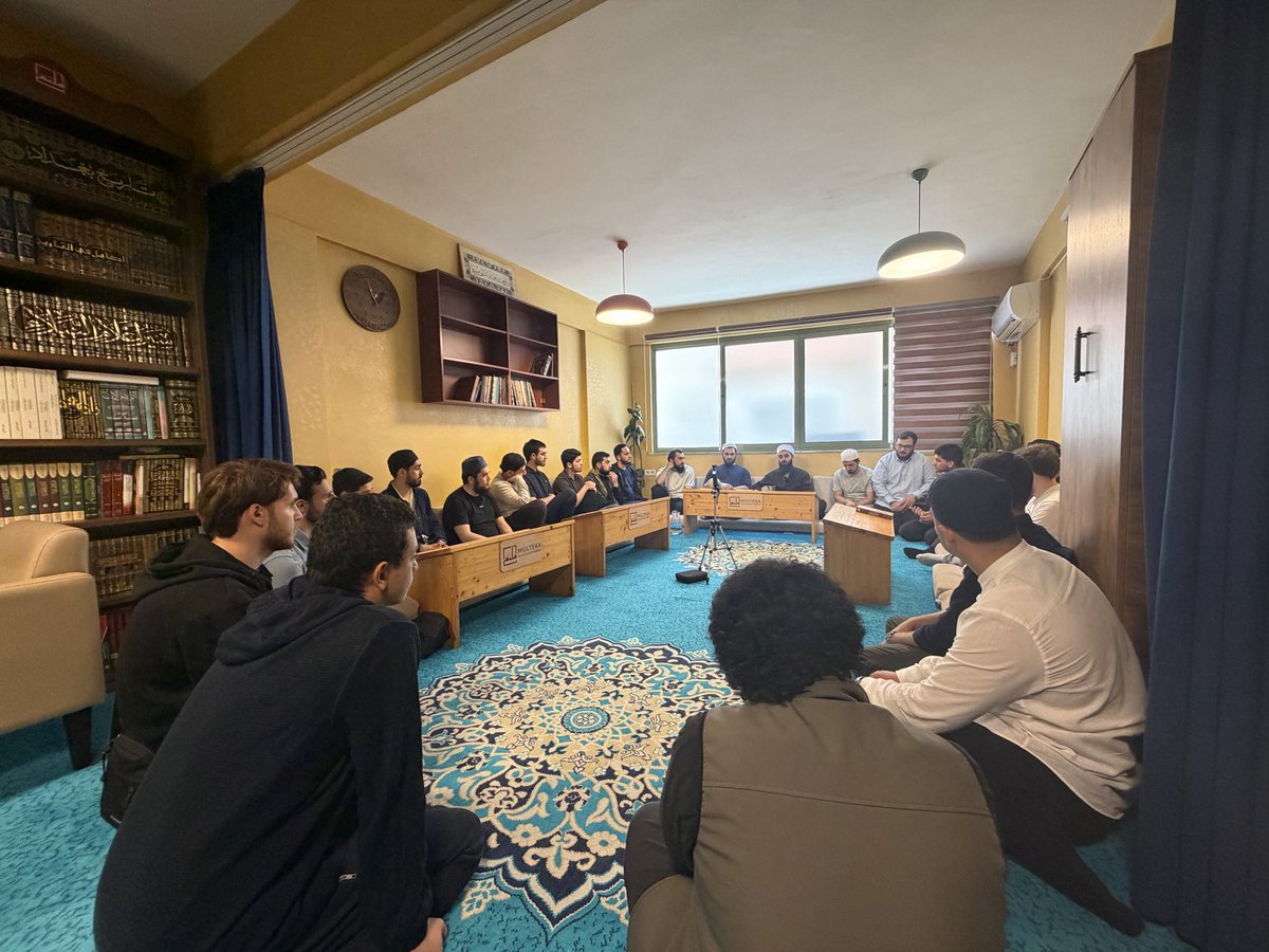 Multekaarabi's tweet photo. تشرّفنا اليوم بلقاء بعض الطلاب الفضلاء المهتمين ببرامج المدرسة، عرّف فيه الأساتذة بالمدرسة وخصائصها وأجابوا عن أسئلة الحضور الكرام. https://t.co/cd6LBmu7Od