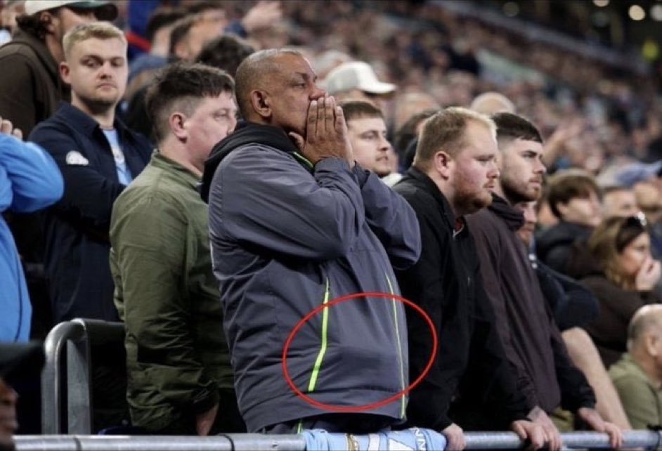FootyHumour's tweet photo. He had the bottle ready again 😭😭 https://t.co/7lzAtLCIV6
