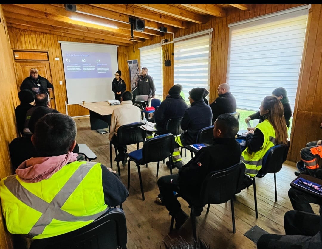 sendacoelemu's tweet photo. Como SENDA Previene Coelemu, junto al Director de la Dirección de Seguridad Pública, visitamos la empresa Forestal León para realizar una capacitación dirigida a sus trabajadores sobre prevención del consumo de alcohol y otras drogas en espacios laborales
#municoelemu 
#SENDA https://t.co/6XceU8BJql