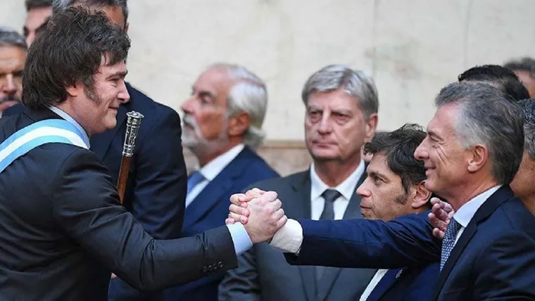 mdzol's tweet photo. JAVIER MILEI LE DEVOLVIÓ LAS CRÍTICAS A MAURICIO MACRI Y LO RESPONSABILIZÓ POR DOS LEYES: "OTRA ABERRACIÓN"

El presidente Javier Milei apuntó contra el gobierno de Mauricio Macri, a pocos días de que el fundador del PRO emitiera un duro comunicado sobre el presente de la gestión libertaria. 

En el marco de su exposición en un evento financiero, el mandatario responsabilizó a su antecesor de fomentar dos regulaciones que fracasaron en el país, aunque, en realidad, ambas leyes se sancionaron en la administración de Alberto Fernández, en 2020.

https://t.co/jfUB5oqY2M