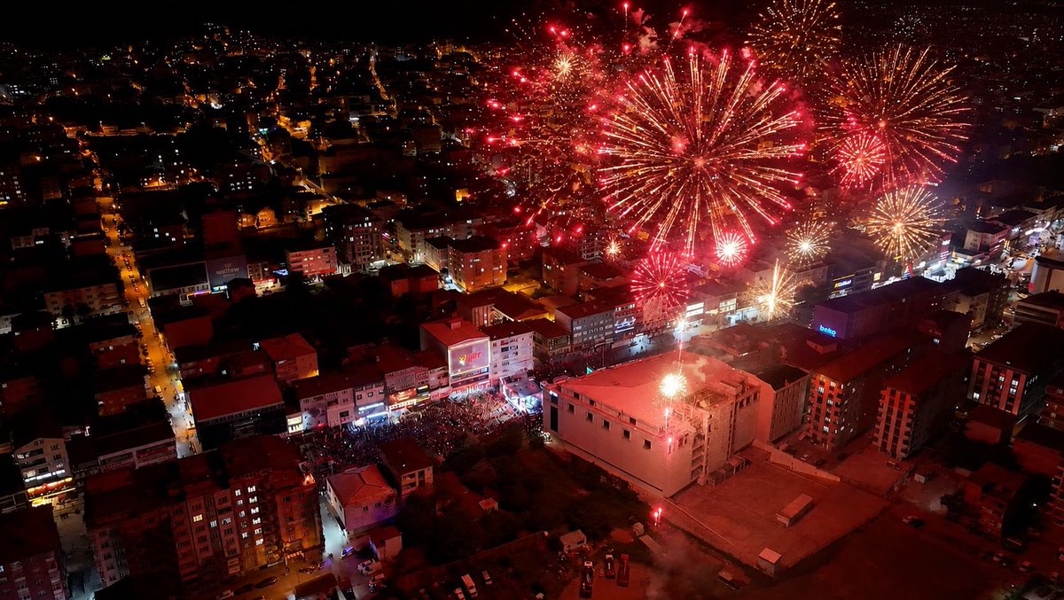 alitombastr's tweet photo. Gençlik ve Spor Festivalimizi büyük bir coşkuyla tamamladık! 🎉

Sevilen sanatçı Tuğçe Kandemir ve Seyyah Grubu’nun şarkılarıyla renklenen festivalimizde, gençlerimizle birlikte unutulmaz bir #19Mayıs şöleni yaşadık. 🇹🇷

Bu güzel coşkuya ortak olan tüm misafirlerimize teşekkür ediyorum. Birlik, beraberlik ve aynı heyecanla nice güzel etkinliklerde buluşmak dileğiyle. ✨