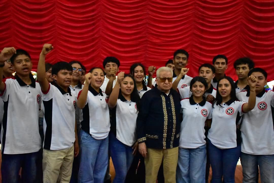 Foro21's tweet photo. 🎙️📚 ¡HISTORIA DE ÉXITO Y LUCHA! LEA LA ENTREVISTA DE Adrian Salazar CON HANNIA ISIDOR

Una mirada profunda al modelo educativo integral y comunitario de Tecomatlán, Puebla. 🏛️✅ 
🔹 Hannia migró desde la Montaña Alta de Guerrero para estudiar la Normal en la Mixteca. 🗺️🎓 
🔹 Destaca el apoyo de la Villa Estudiantil y el aprendizaje de la lucha pacífica con la FNERRR. 
🔹 Expone las carencias actuales de la Normal: exigen laboratorios, cómputo y techados. 📐💻

🔗 Lea la entrevista completa aquí: https://t.co/gnZzj0dHkp

#Foro21 #Tecomatlán #Educación #FNERRR #Guerrero #Puebla #Entrevista