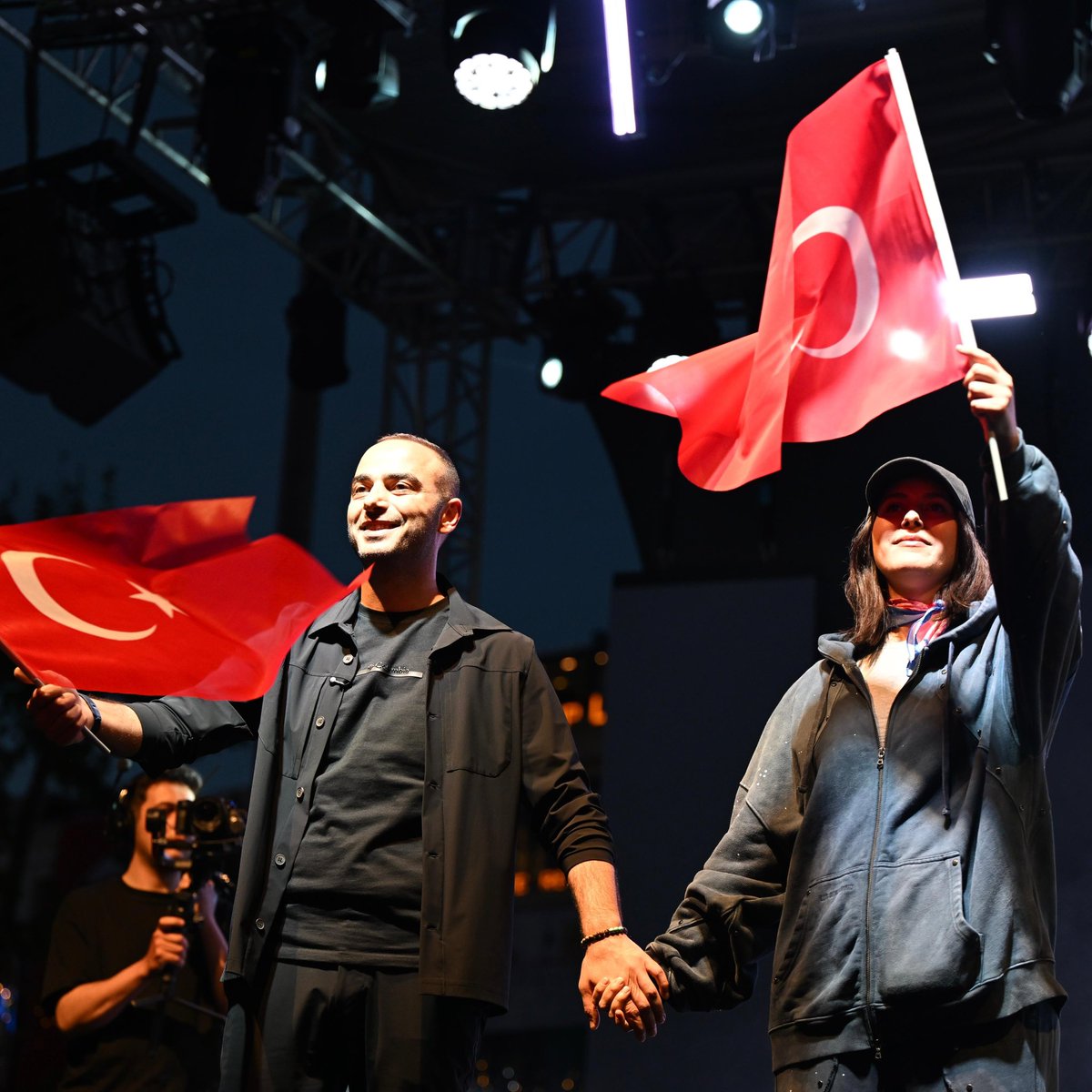 eraykaradeniz's tweet photo. 19 Mayıs coşkusunu Sagopa Kajmer konseriyle doyasıya kutladık!🎶

Komşularımızla birlikte aynı heyecanı paylaştığımız bu güzel akşamda müziğin ritmi, gençliğimizin enerjisi ve bayram coşkusu ile meydan doldu taştı.🔥

Birlik, beraberlik ve gençlik ruhuyla unutulmaz bir 19 Mayıs yaşadık. Katılım sağlayan tüm komşularımıza teşekkür ediyoruz.🇹🇷