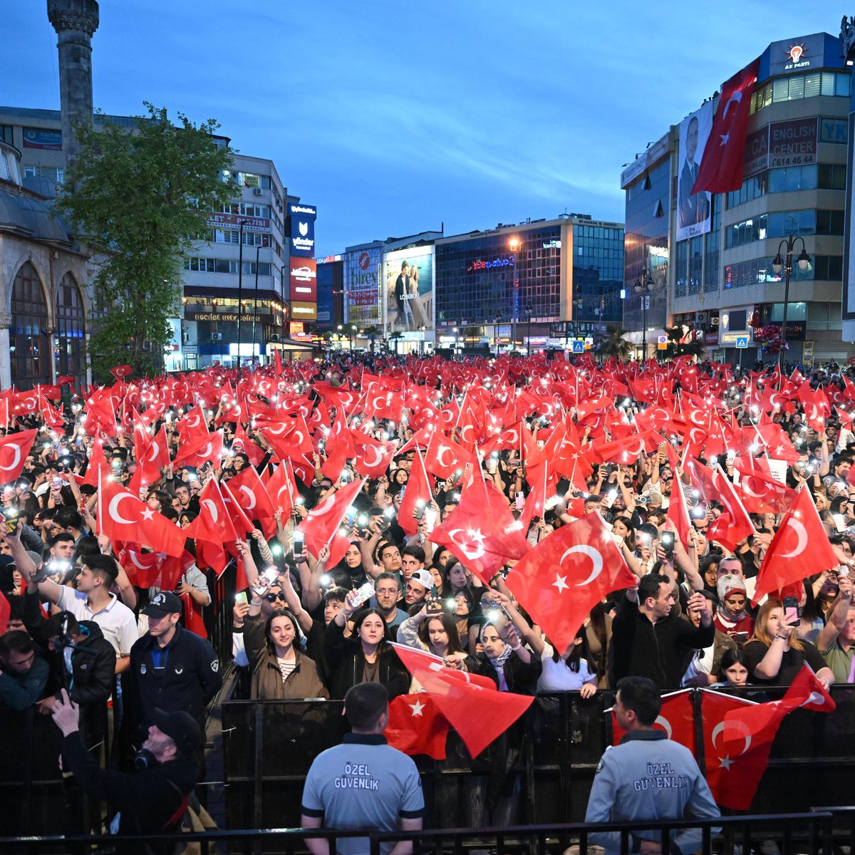 eraykaradeniz's tweet photo. 19 Mayıs coşkusunu Sagopa Kajmer konseriyle doyasıya kutladık!🎶

Komşularımızla birlikte aynı heyecanı paylaştığımız bu güzel akşamda müziğin ritmi, gençliğimizin enerjisi ve bayram coşkusu ile meydan doldu taştı.🔥

Birlik, beraberlik ve gençlik ruhuyla unutulmaz bir 19 Mayıs yaşadık. Katılım sağlayan tüm komşularımıza teşekkür ediyoruz.🇹🇷