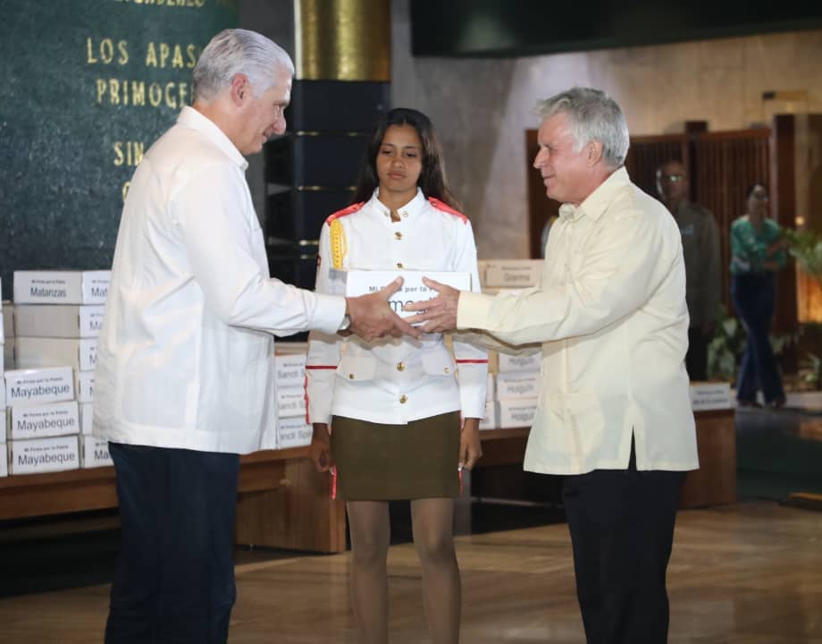 AcnuCuba's tweet photo. Esta tarde, en el Memorial José Martí, representantes de la sociedad civil cubana entregaron al presidente de la República, @DiazCanelB, una muestra documental de las más de seis millones 200 mil firmas que el pueblo cubano estampó por la paz y contra el bloqueo genocida. https://t.co/Ypo2LTrO48