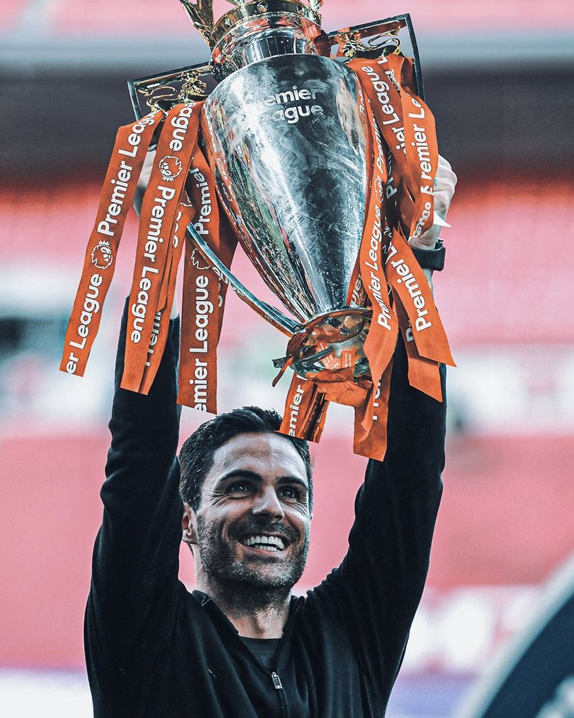 _iribarrenfacu's tweet photo. Si hay alguien que se merece esta Premier League más que nadie, es Mikel Arteta.

Lo más difícil para un entrenador no es la pragmatización de las tácticas, el parado de los equipos o las mil y una cosas que quieran decir (todas válidas, por supuesto).

La realidad es que lo más difícil es convencer a tus jugadores de que tu idea es la clave.

Convencerlos de que corran por esa idea que pregonás, de que presionen y jueguen a la pelota según lo que, como entrenador, transmitís.

Llegó en 2019, perdió más de lo que ganó (exactamente así funciona el fútbol) y, aun así, cada grupo de futbolistas que tuvo a disposición confió en él.

Podemos debatir mil cosas sobre él y, si no te gusta, es súper válido.

Yo no cuestiono gustos, solo me molestan los no reconocimientos para alguien que sí lo merece.

Convicción y liderazgo.