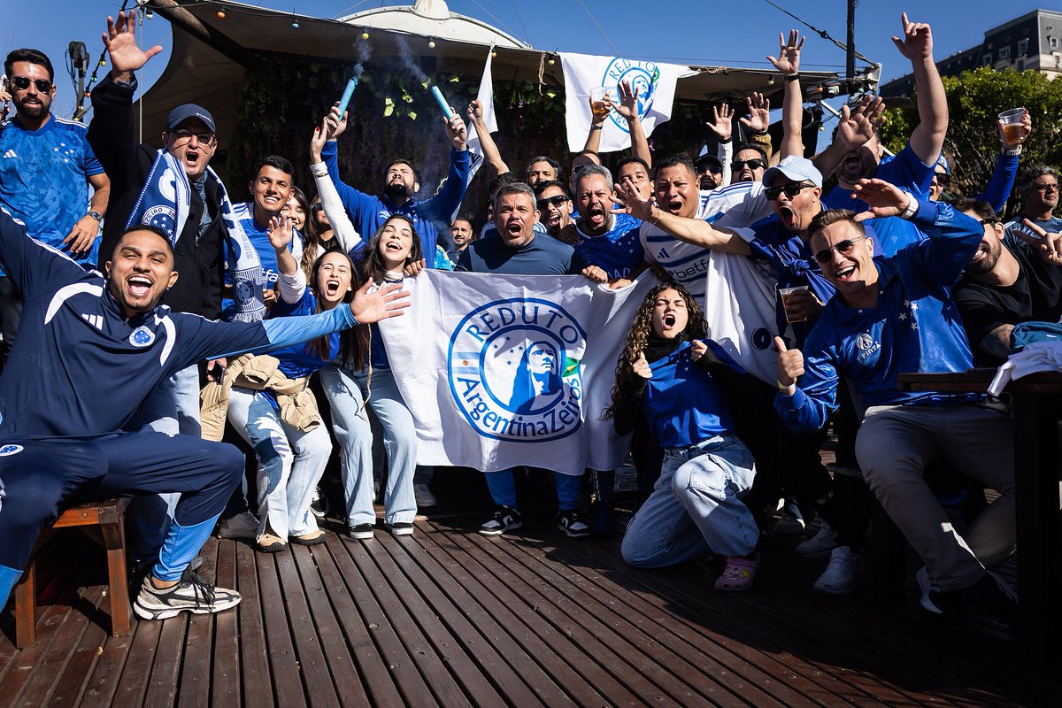 Cruzeiro's tweet photo. #LaBestiaNegra e a Nação Azul por Buenos Aires! 💙🤍

📸 @ggaleixo / Cruzeiro

#CABJxCRU #LaBestiaNegra https://t.co/ohiQnMHWvA