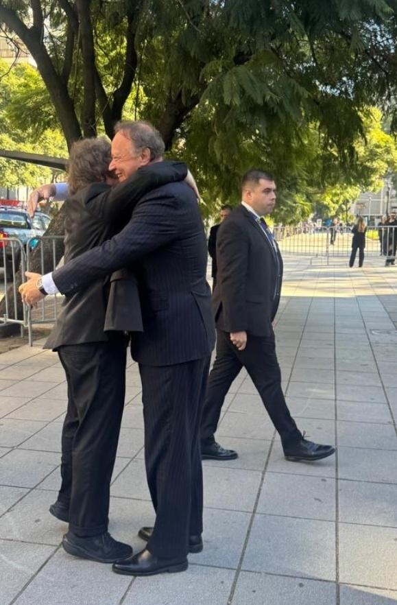 pablocalvari's tweet photo. EL ABRAZO DE MILEI CON UN DIRIGENTE DE RIVER

Invitado por el banquero y dirigente de @RiverPlate Juan Nápoli, (asesor de Stéfano Di Carlo), Javier Milei, estuvo presente en el Malba en una importante reunión de empresarios.

El Presidente Javier Milei destacó el programa de estabilización impulsado por el Gobierno nacional a partir del equilibrio fiscal, el ajuste monetario y las desregulaciones, y aseguró que, “a pesar de los shocks negativos, la economía empieza a mostrar señales de expansión”.

Milei enfatizó que “sin empresarios no hay crecimiento posible” y señaló que “la economía va a converger al esquema del RIGI porque nuestra intención es seguir bajando impuestos, eliminando restricciones y haciendo la economía más libre”.

“Estamos entrando en un sendero donde la tasa de inflación sigue cayendo y la economía empieza a expandirse”, dijo el Presidente y añadió que “si sostenemos este camino de equilibrio fiscal, apertura y desregulación, el país está frente a una posibilidad de crecimiento enorme”.