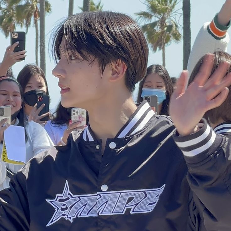 kayebiru's tweet photo. baru aja mau ngetweet ini 😭😭 awon bilang "orang-orang disekitarku khawatir aku terluka lagi" BENER BECAUSE OF THIS. The way tiap liat awon kadang keinget anak berbakat yg lama trainee di bighit itu BAHKAN HAMPIR DEBUT 😭 kemudian dia menjadi pekerja paruh waktu, hatiku sakit.. https://t.co/Tt9PvEodQU