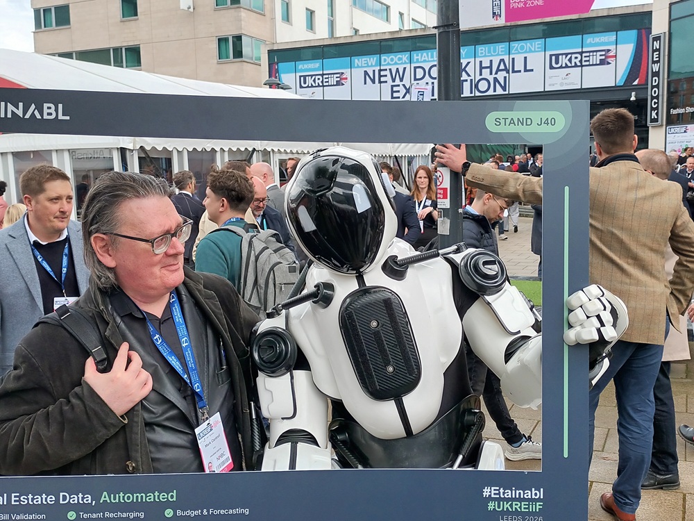 Journo_Mark's tweet photo. It's been a long day, up in Leeds for a big property industry event, totally knackered -- but, hey, I made a friend 🤣 https://t.co/wQm11DZw0K