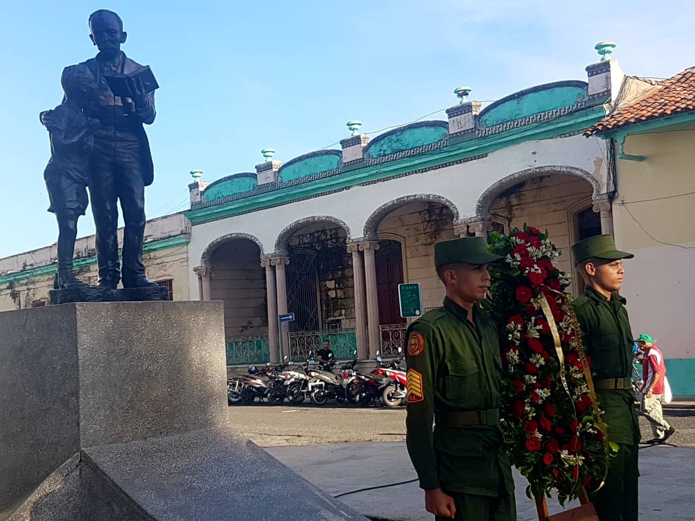 WalterNoris's tweet photo. Bajo el mismo sol que sigue iluminando nuestra determinación de luchar por la Patria hasta las últimas consecuencias recordamos en #Camagüey a Martí, a 131 años de su caída en combate. #MartíVive. https://t.co/A6YaMRmuH2