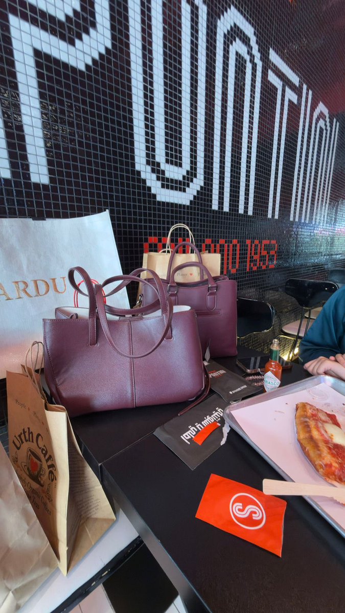 jood_kamal8419's tweet photo. Having breakfast ,studying, and shopping together is my love language ❤️❤️ https://t.co/UrOXQx9iGY
