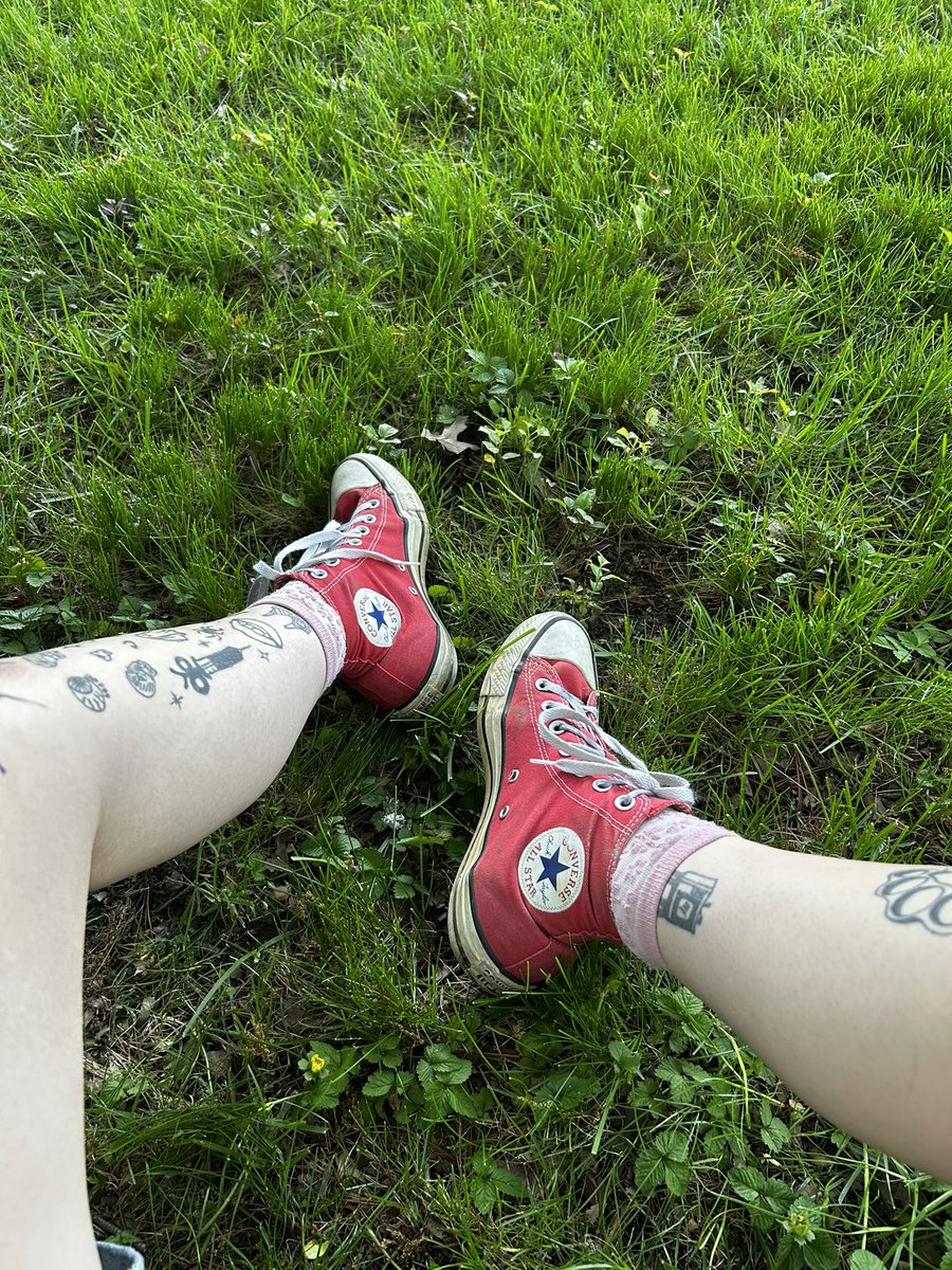 MsGoddessViolet's tweet photo. Imagine being stuck inside my shoe 😅 
#sneakerfetish #converse #footfetısh #giantess https://t.co/lymm4g8MIz