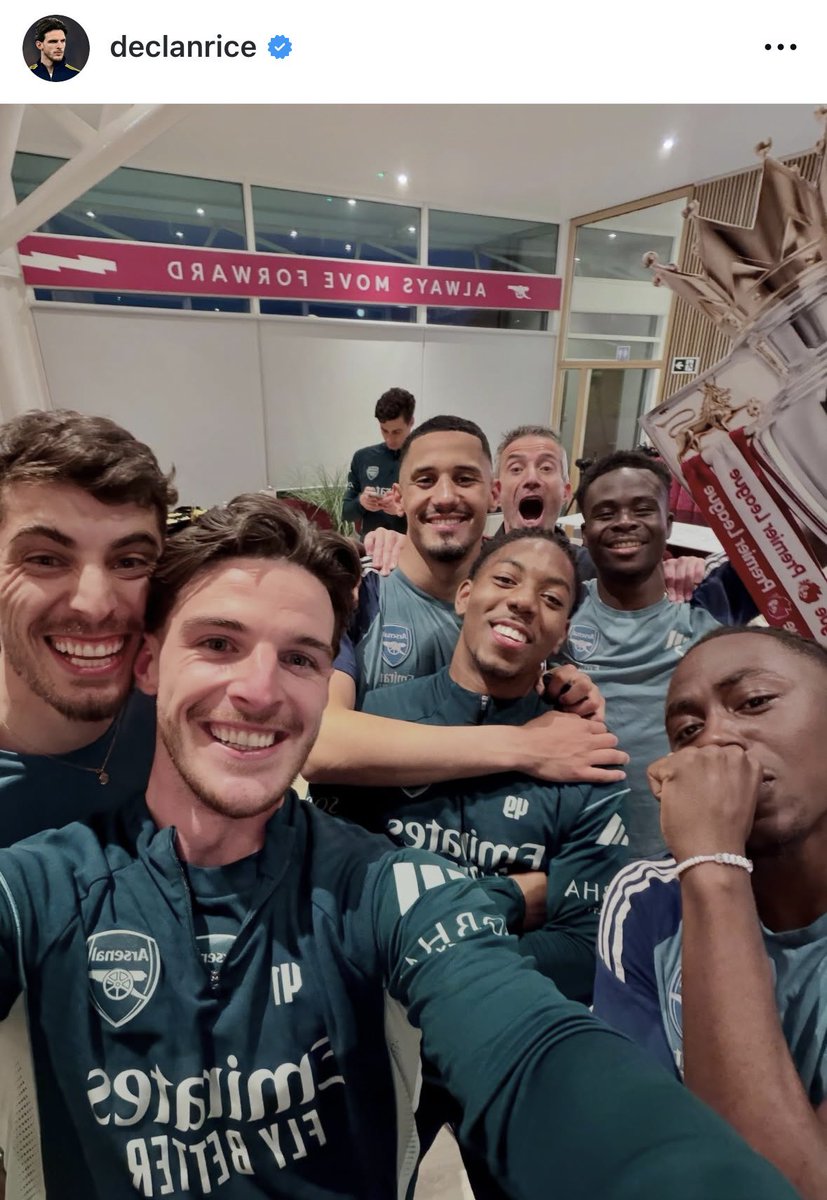 iemadAFC's tweet photo. ديكلان رايس ينشر صورة احتفالات اللاعبين الان 😍❤️ https://t.co/AnjfuiYtH4