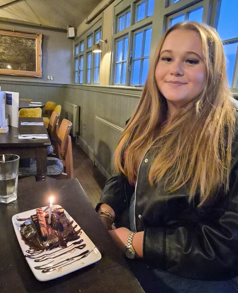 SBaxter77's tweet photo. Top night out for my #Princess's @baxter_erynn 17th birthday, with @DBaxter76 &amp; my #Wingman @RaifeBaxter down at the #ChalkHare pub #Boxhill. Food was different class, place brilliant and night filled with lots of laughter &amp; food traumas! #WhereMyLittleGirlGone! https://t.co/5Y7DVNf3MN
