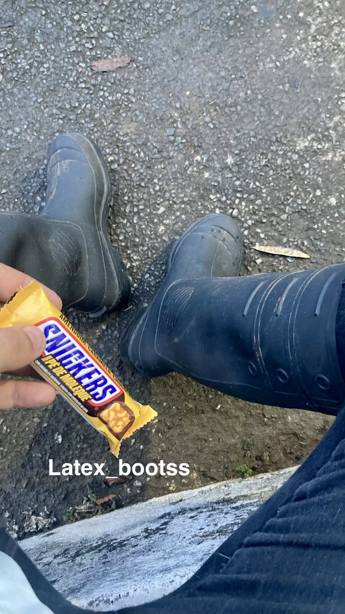 latex_bootss's tweet photo. Me patrocina um SNICKERS? https://t.co/O5zID803mK