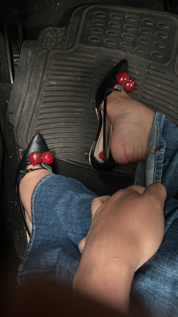 monstruosity's tweet photo. Do you like trans girls in heels? 🧐

#feetfetısh #feetworshi̇p #transgirl #mistress https://t.co/rjlWWPg8cb