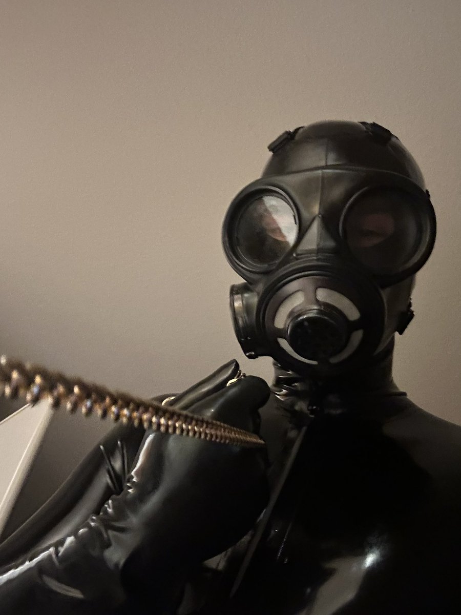 ltxdom's tweet photo. time to take control of you ⛓️🖤

#latex #gasmask #kink #breathplay #bondage #bdsm #fetish #femdom https://t.co/63qtmVGemB