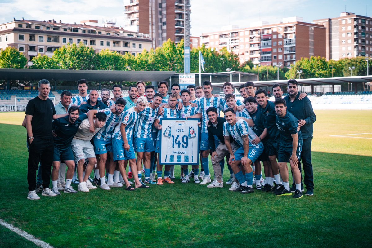 CFTalavera's tweet photo. 𝐋𝐄𝐘𝐄𝐍𝐃𝐀 del Club de Fútbol Talavera. 💙🫂

©️ @EduGallardo4 https://t.co/gMYfZKa2pF