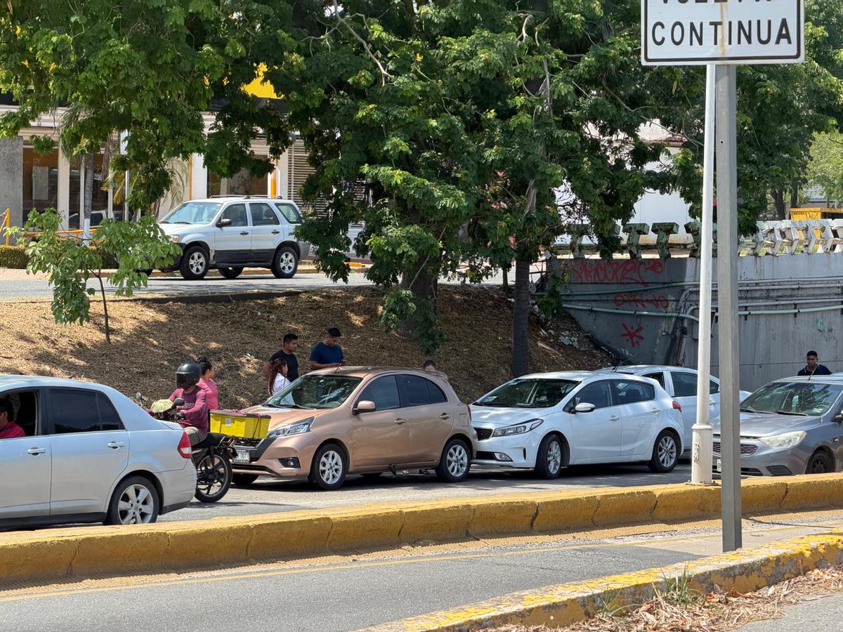 AGCAGUILA's tweet photo. Carambola de particulares en el carril de Ruiz cortines rumbo atasta, no se ven lesionados, solo daños materiales, maneje con precaución @XEVATabasco @xevtfm @sinreservas620 @heraldodetab @ndetabasco https://t.co/riz2n5qDCD